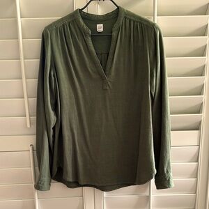 GAP Women's Olive Green Long Sleeve V-neck Top, size S